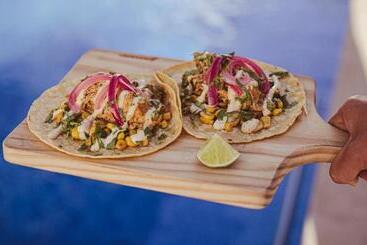 هاستل The Salty Pelican Yoga & Surf Retreat