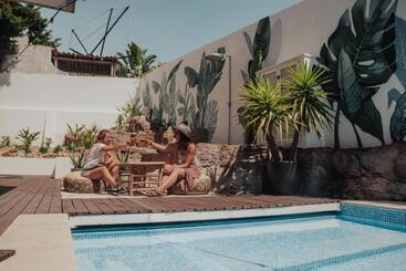 هاستل The Salty Pelican Yoga & Surf Retreat