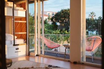 هاستل The Salty Pelican Yoga & Surf Retreat