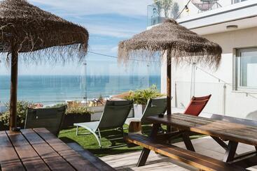 هاستل The Salty Pelican Yoga & Surf Retreat
