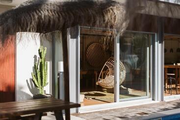 هاستل The Salty Pelican Yoga & Surf Retreat
