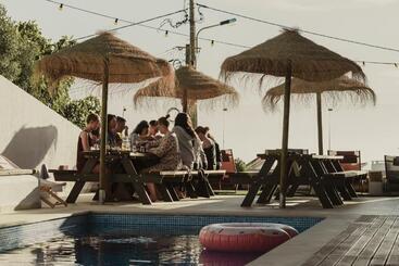 هاستل The Salty Pelican Yoga & Surf Retreat