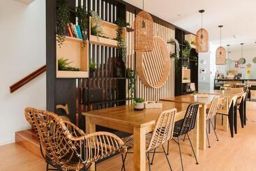 هاستل The Salty Pelican Yoga & Surf Retreat