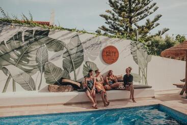 هاستل The Salty Pelican Yoga & Surf Retreat