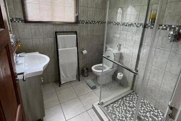 تختخواب و صبحانه Jonkershoek Guest Farm