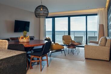 בית מלון כפרי The Fives Oceanfront
