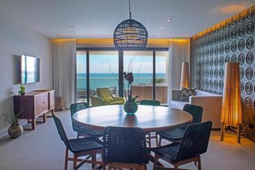 בית מלון כפרי The Fives Oceanfront