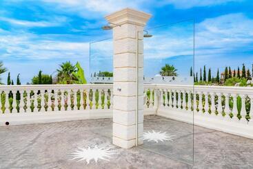 تختخواب و صبحانه Villa La Perla