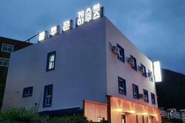 Bluemoon Guest House   Hostel