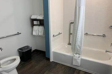 هتل Candlewood Suites Pecos, An Ihg