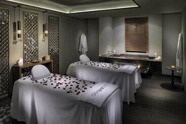 هتل H10 White Suites