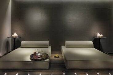 هتل H10 White Suites