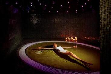 Alcazar Hotel & Spa