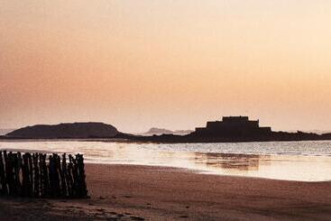 هتل Escale Oceania Saint Malo