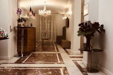 هتل Little Palace