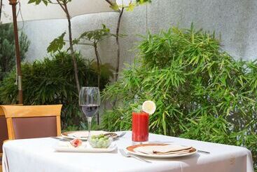 هتل Vp Jardin De Tres Cantos