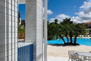 Malibu Foz Hotel   La Maison Younan