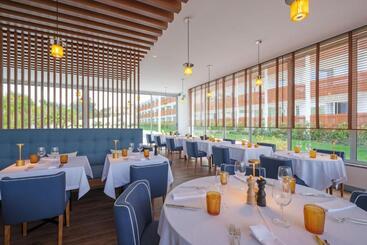 Malibu Foz Hotel   La Maison Younan