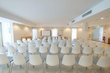 Malibu Foz Hotel   La Maison Younan
