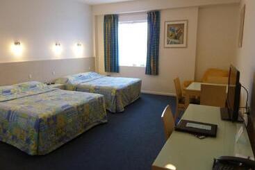 Mayfair Plaza Motel And Apartments