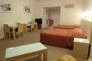 Mayfair Plaza Motel And Apartments