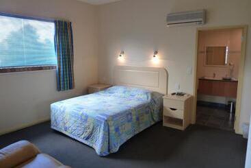 Mayfair Plaza Motel And Apartments