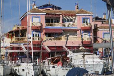 استراحتگاه Apartamentos Marina Internacional