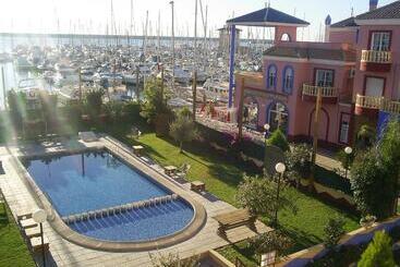 استراحتگاه Apartamentos Marina Internacional