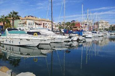 استراحتگاه Apartamentos Marina Internacional