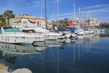 استراحتگاه Apartamentos Marina Internacional