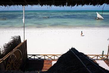 Hotel Pili Pili Beach