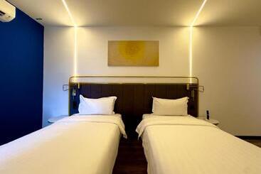 هتل Regatta Stay Kozi Square Kuching