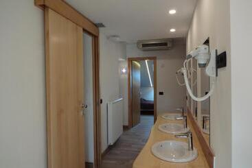 تختخواب و صبحانه Fedrig Rooms With Bathroom & Hostel Rooms