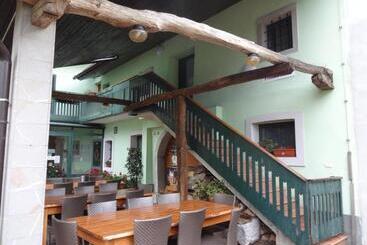 تختخواب و صبحانه Fedrig Rooms With Bathroom & Hostel Rooms
