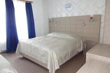 تختخواب و صبحانه Fedrig Rooms With Bathroom & Hostel Rooms