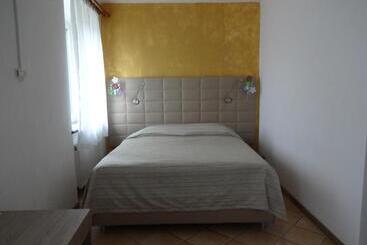 تختخواب و صبحانه Fedrig Rooms With Bathroom & Hostel Rooms