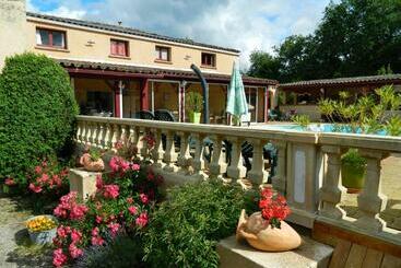 تختخواب و صبحانه Le Clos Des Dryades F