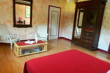 تختخواب و صبحانه Le Clos Des Dryades F