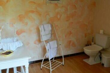 تختخواب و صبحانه Le Clos Des Dryades F