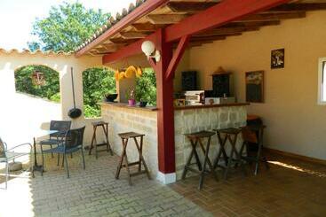 تختخواب و صبحانه Le Clos Des Dryades F