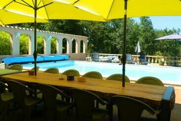 تختخواب و صبحانه Le Clos Des Dryades F