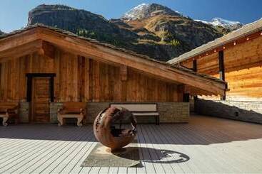 پانسیون Chalet Raven Co Living