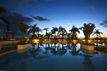 Отель Gf Gran Costa Adeje