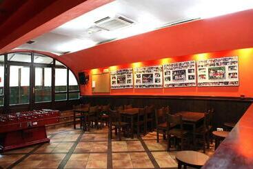 هتل Hostal Antxitonea