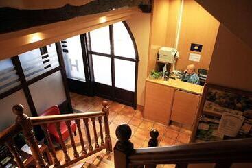 هتل Hostal Antxitonea