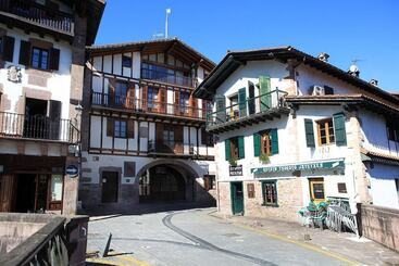 هتل Hostal Antxitonea