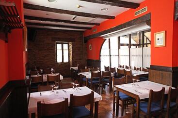 هتل Hostal Antxitonea