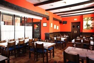 هتل Hostal Antxitonea