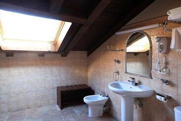 هتل Hostal Antxitonea
