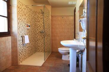هتل Hostal Antxitonea
